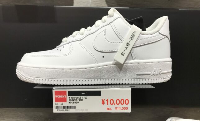 NIKE　「WMNS　AIR FORCE 1 LOW　白」　！！再入荷！！