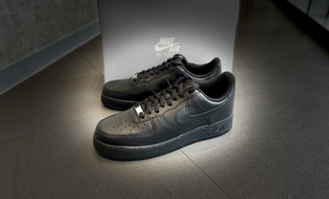 NIKE AIR FORCE1`07 ブラック再入荷！！